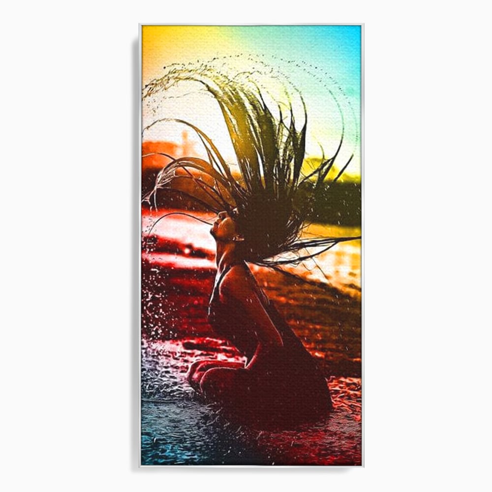 Tablou canvas cu tablou canvas cu femeie si stropi de apa, in rama de aluminiu argintiu
